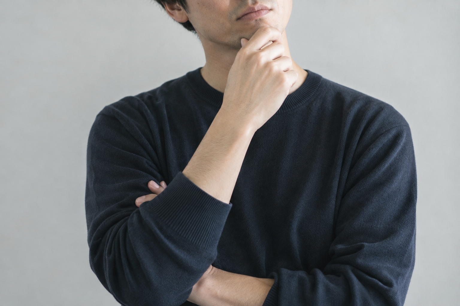 傷跡が残るのかな考え事をしている男性