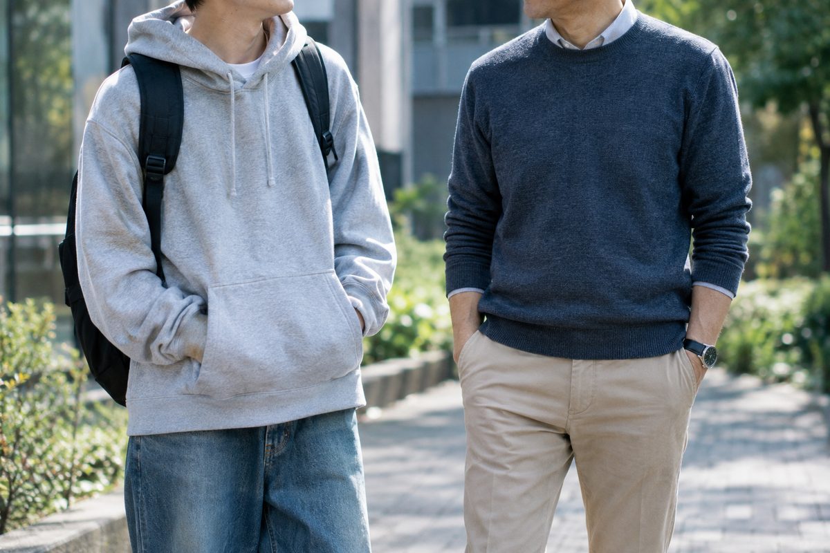 自宅でノートPCを見ながら考え事をしている男性